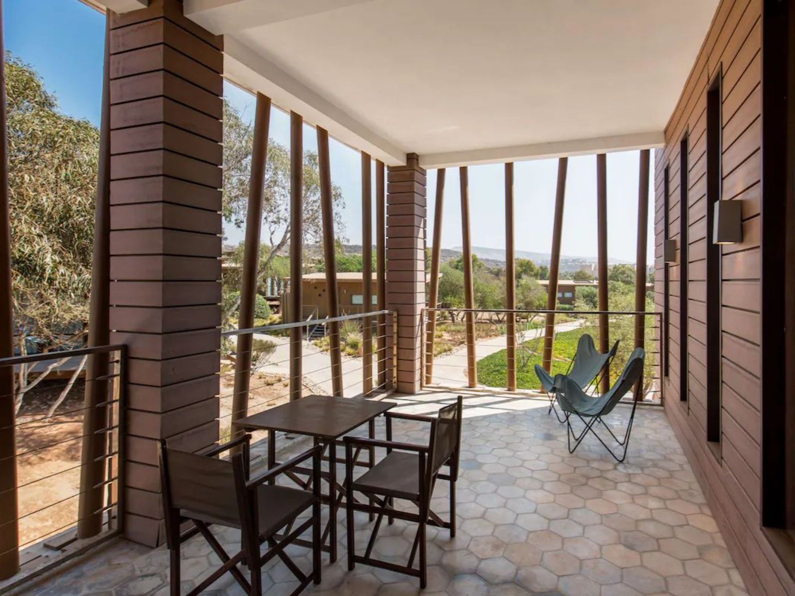 Rondreis Marokko, Taghazout, Radisson Blu Resort Taghazout Bay Surf, Standard Room Garden View, terras met zitgedeelte